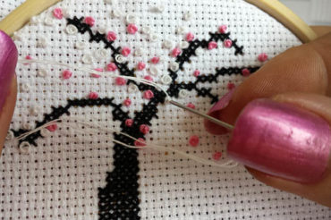 Embroidery stitches: French knots and Colonial knots