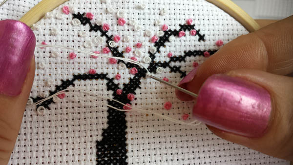 Embroidery stitches: French knots and Colonial knots
